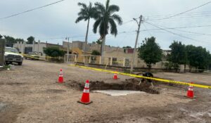 Tras socavón en Juan José Ríos, aguas negras afloran en el interior de viviendas; alcaldesa busca recursos para repararlo