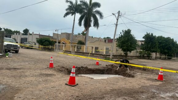 Tras socavón en Juan José Ríos, aguas negras afloran en el interior de viviendas; alcaldesa busca recursos para repararlo