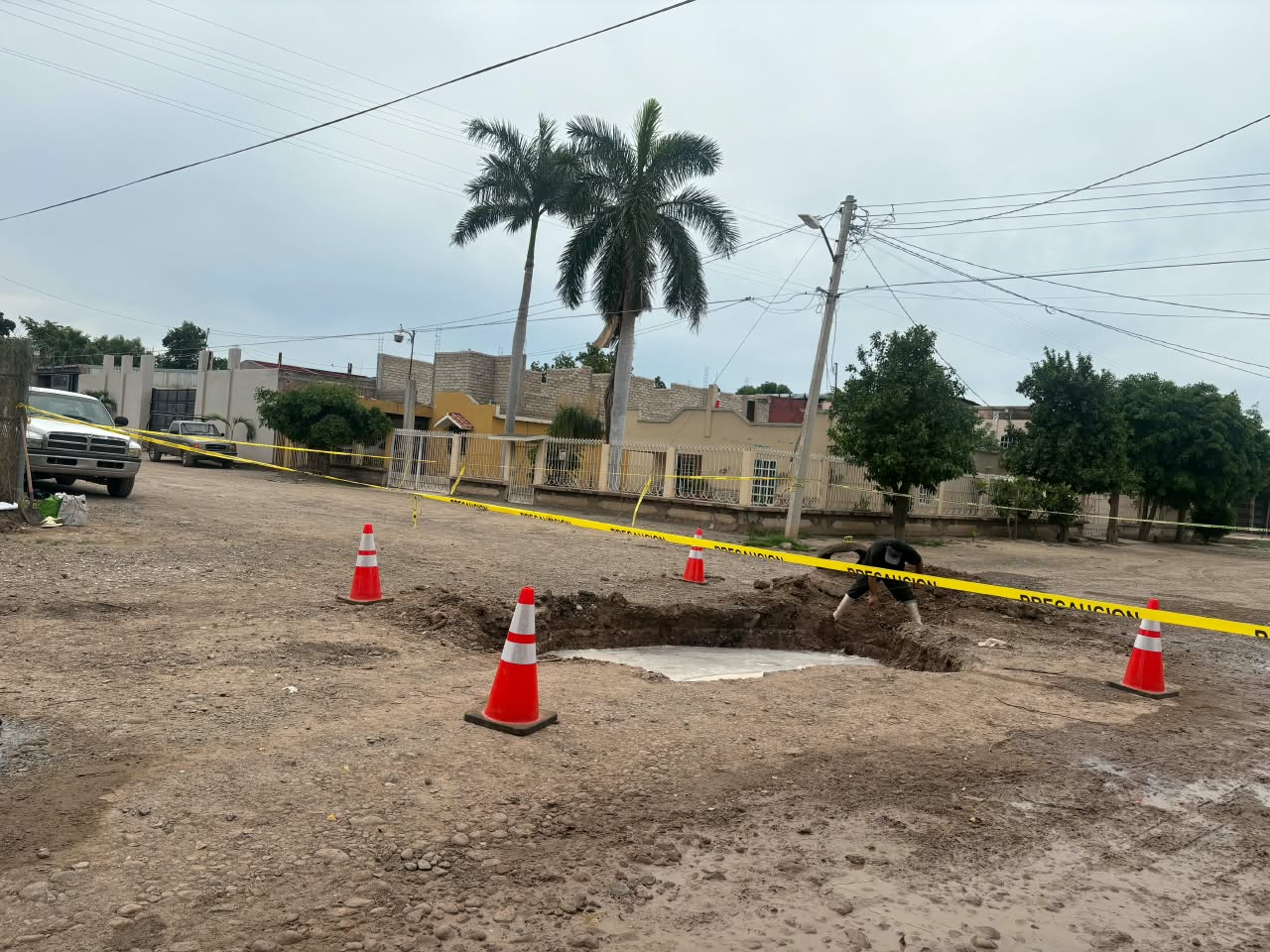 Agua negras por socavón en Juan José Ríos