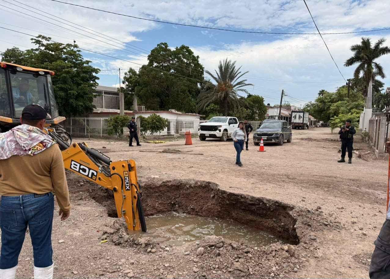 Agua negras por socavón en Juan José Ríos