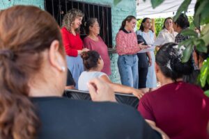 Alcaldesa entrega apoyo a emprendedoras de Oso Viejo, Culiacán