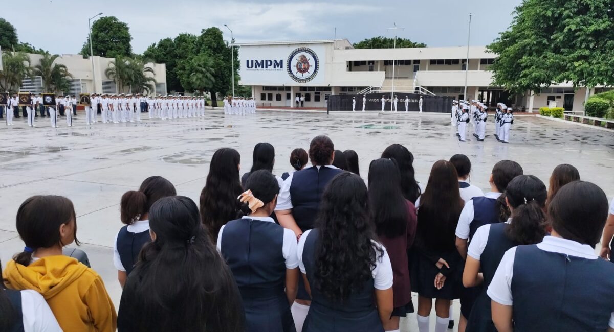 Marina abre sus puertas a estudiantes de Mazatlán, Sinaloa; alumnos de secundaria conocen de cerca su labor