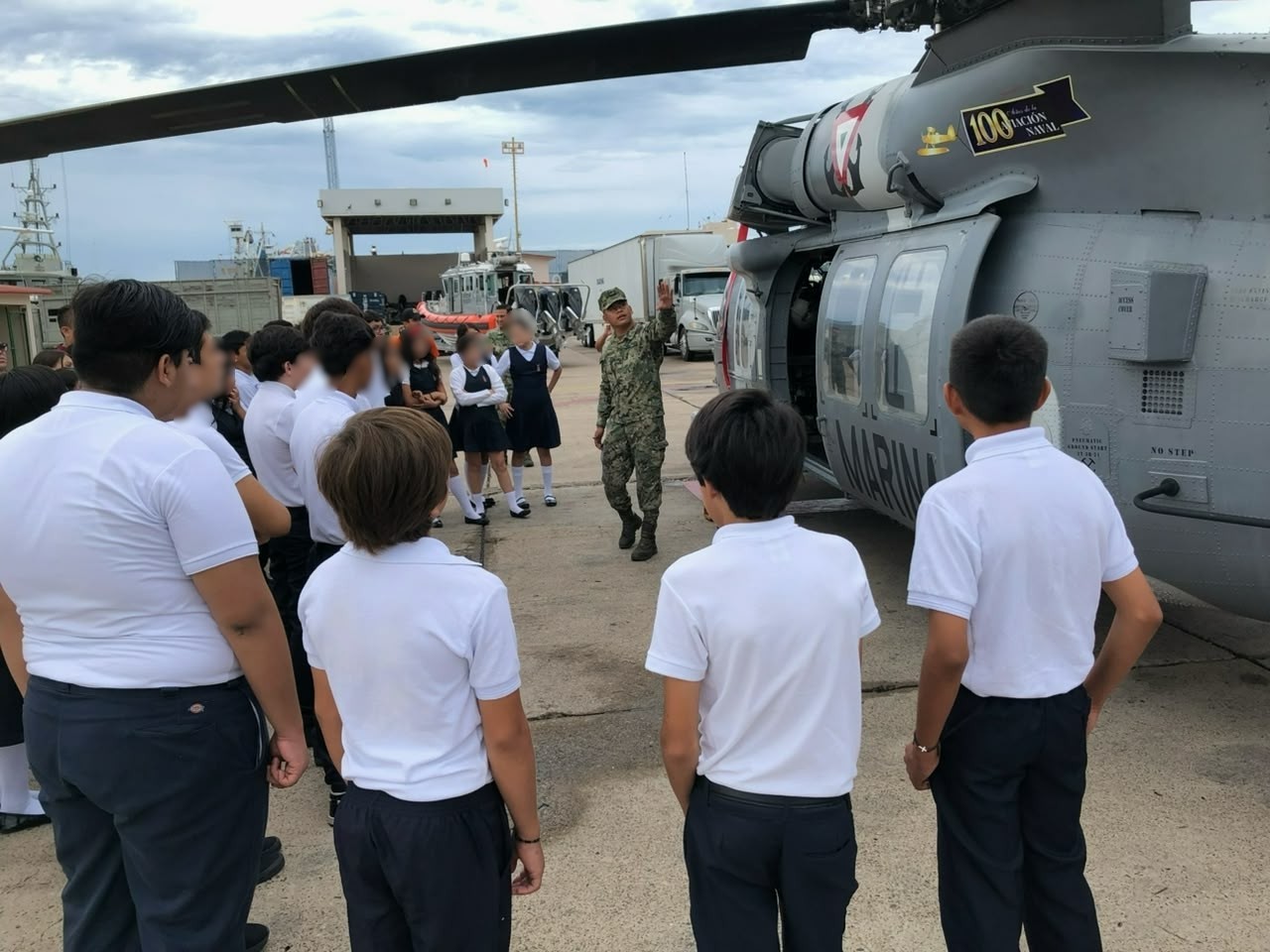 Alumnos de secundaria visitan instalaciones de la Marina en Mazatlán