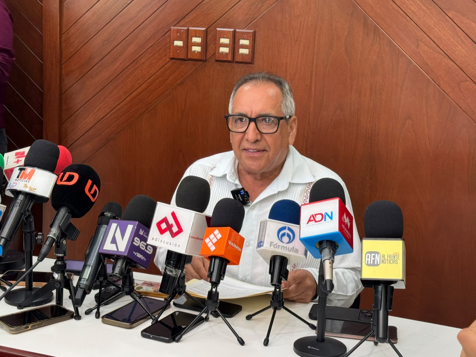 Diputado Ambrocio Chávez Chávez.