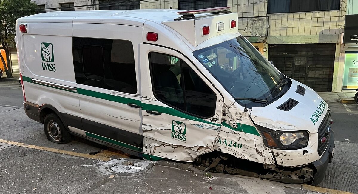 Atropelló a un joven y chocó varios carros… conductor de ambulancia del IMSS es detenido en la CDMX; iba ebrio