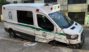 Atropelló a un joven y chocó varios carros… conductor de ambulancia del IMSS es detenido en la CDMX; iba ebrio