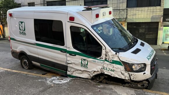 Atropelló a un joven y chocó varios carros… conductor de ambulancia del IMSS es detenido en la CDMX; iba ebrio