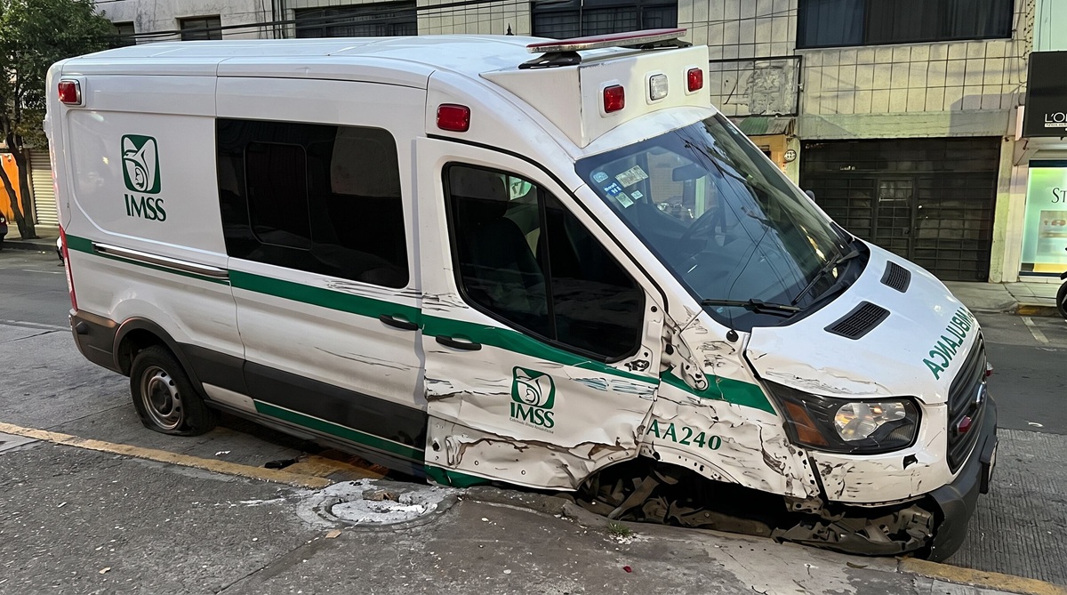 Ambulancia del IMSS chocada en la Ciudad de México