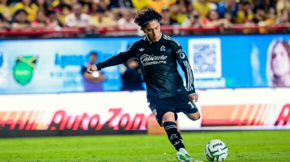 Henry Martín firma un hat trick y América golea al Necaxa en la Jornada 10