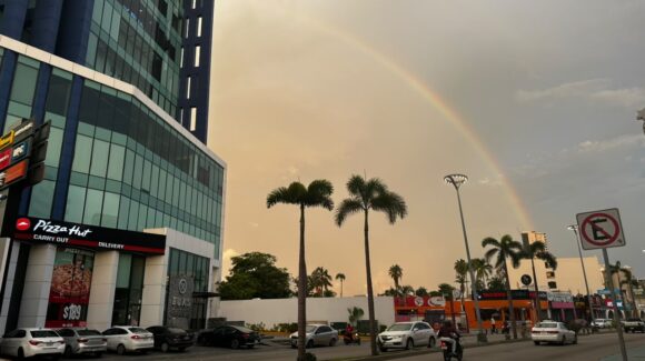 Un señor arcoíris anunció la lluvia esta tarde de viernes y terminó justo en Vibra Radio Mazatlán, Sinaloa