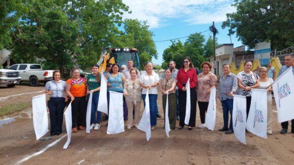 Tras 50 años de espera, inicia pavimentación en la colonia Cuauhtémoc, en Guamúchil, Sinaloa