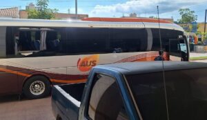 Arrojan roca a autobús de pasajeros en carretera Mazatlán-Tepic