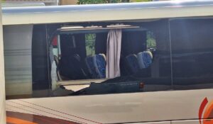 Arrojan roca a autobús de pasajeros en carretera Mazatlán-Tepic