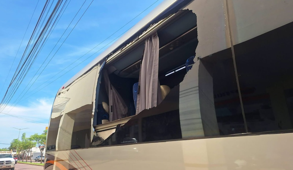 Arrojan roca a autobús de pasajeros en carretera Mazatlán-Tepic
