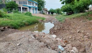 Vecinos piden rehabilitar arroyo que pasa por la colonia Cuauhtémoc, en Guamúchil, ante daños a vehículos y motos