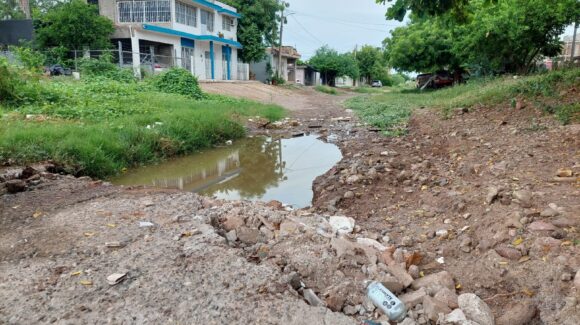 Vecinos piden rehabilitar arroyo que pasa por la colonia Cuauhtémoc, en Guamúchil, ante daños a vehículos y motos