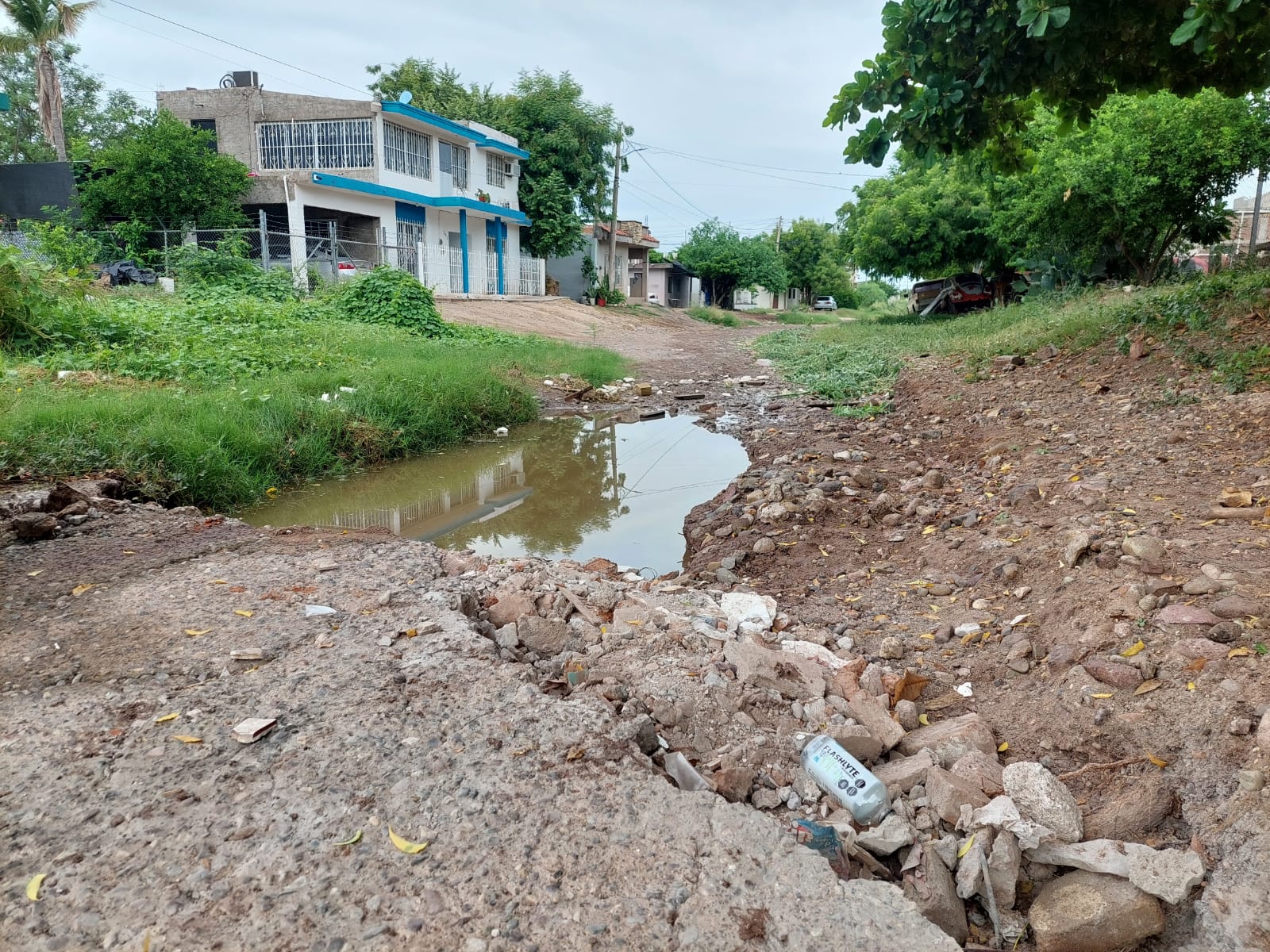 Vecinos piden rehabilitar arroyo que pasa por la colonia Cuauhtémoc, en Guamúchil, ante daños a vehículos y motos