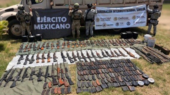Ejército asegura arsenal con 59 armas de alto poder en El Rosario, Sinaloa; había un Barrett y una Browning calibre .50
