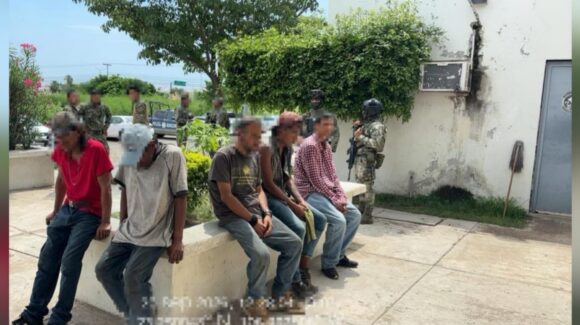 Marina detiene a cinco personas y asegura explosivos, droga y armas en Mazatlán, Sinaloa