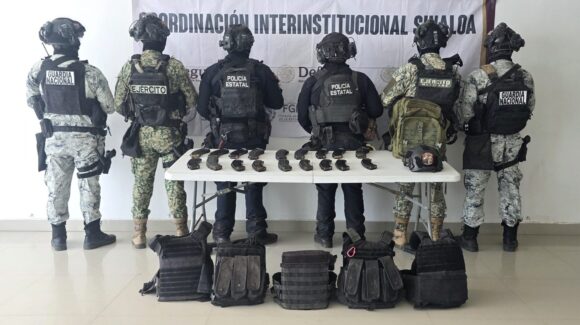 Localizan más de 500 cartuchos y equipo táctico entre la maleza en Siqueros, Mazatlán