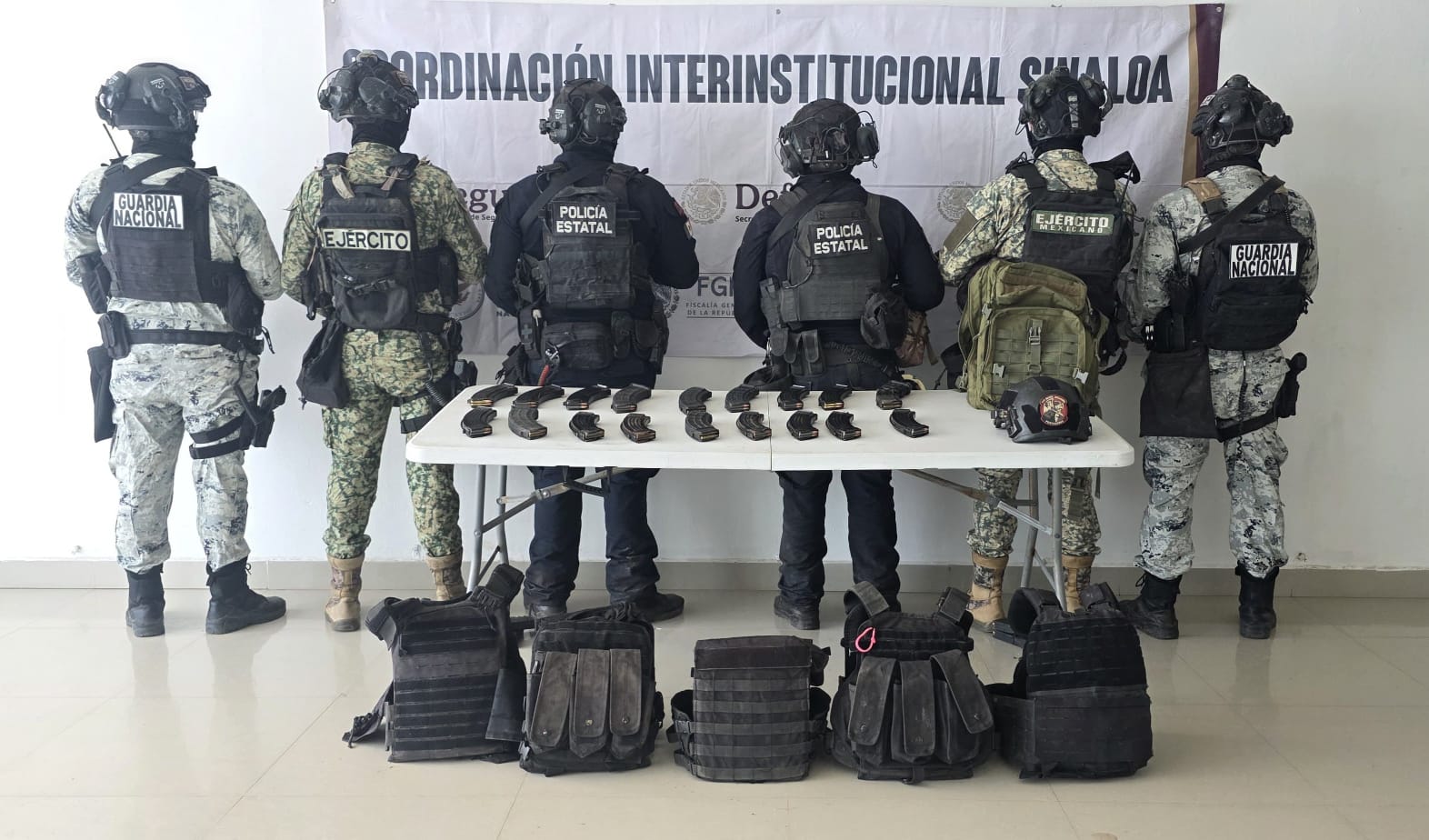 Localizan equipo táctico entre la maleza en Siqueros