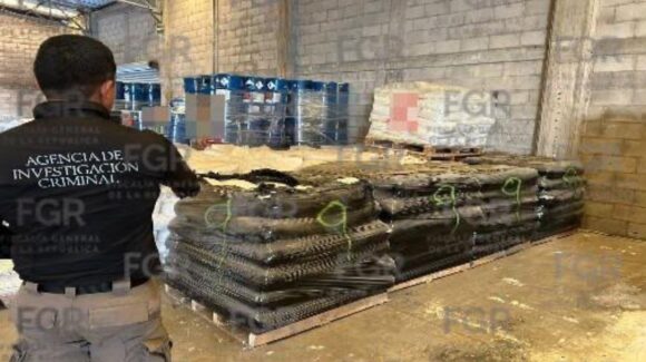 Aseguran más de 49 toneladas y más de 45 mil litros de sustancias químicas, tras cateo en bodega en El Diez, Culiacán
