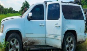 Aseguran camioneta con blindaje artesanal en el sur de Sinaloa