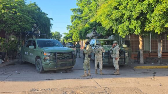 Con la cabeza cubierta con plásticos transparentes encuentran asesinado a otro hombre, ahora en la Tierra Blanca de Culiacán