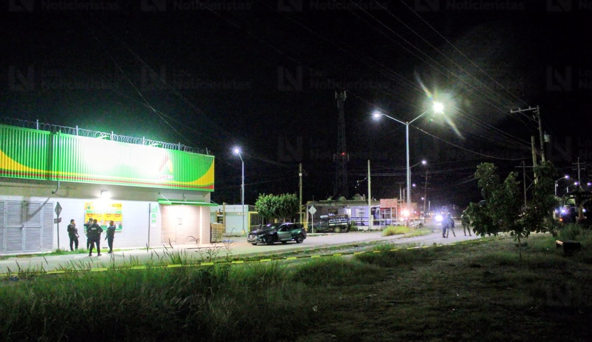 Sujetos armados abandonan vehículo Mazda en Mazatlán