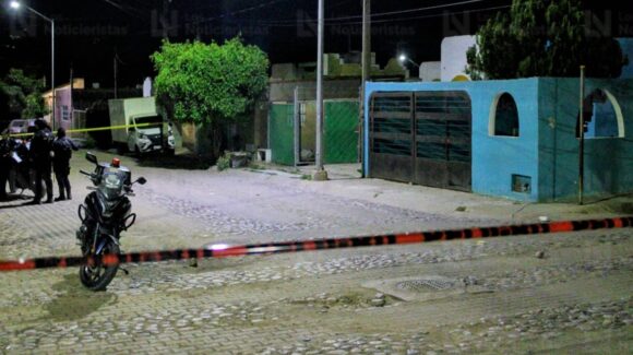 Casa baleada en Villa Florida en Mazatlán, Sinaloa, termina con persecución y vehículos abandonados