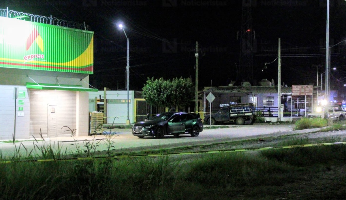 Sujetos armados abandonan vehículo Mazda en Mazatlán