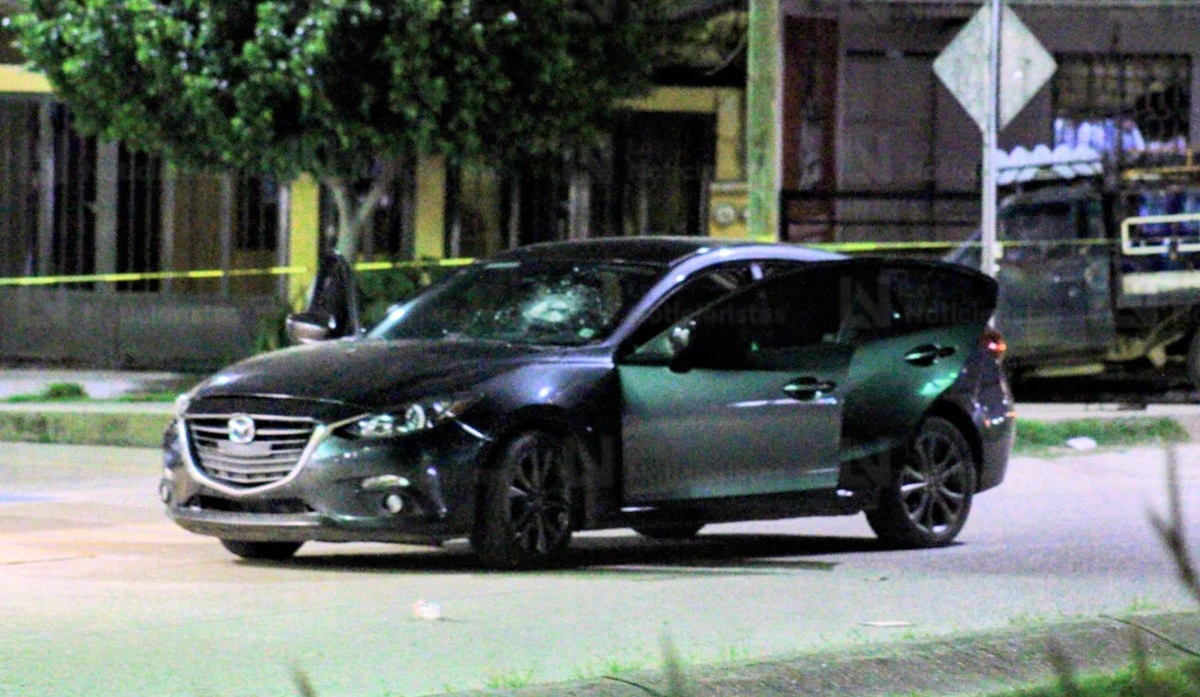 Sujetos armados abandonan vehículo Mazda en Mazatlán