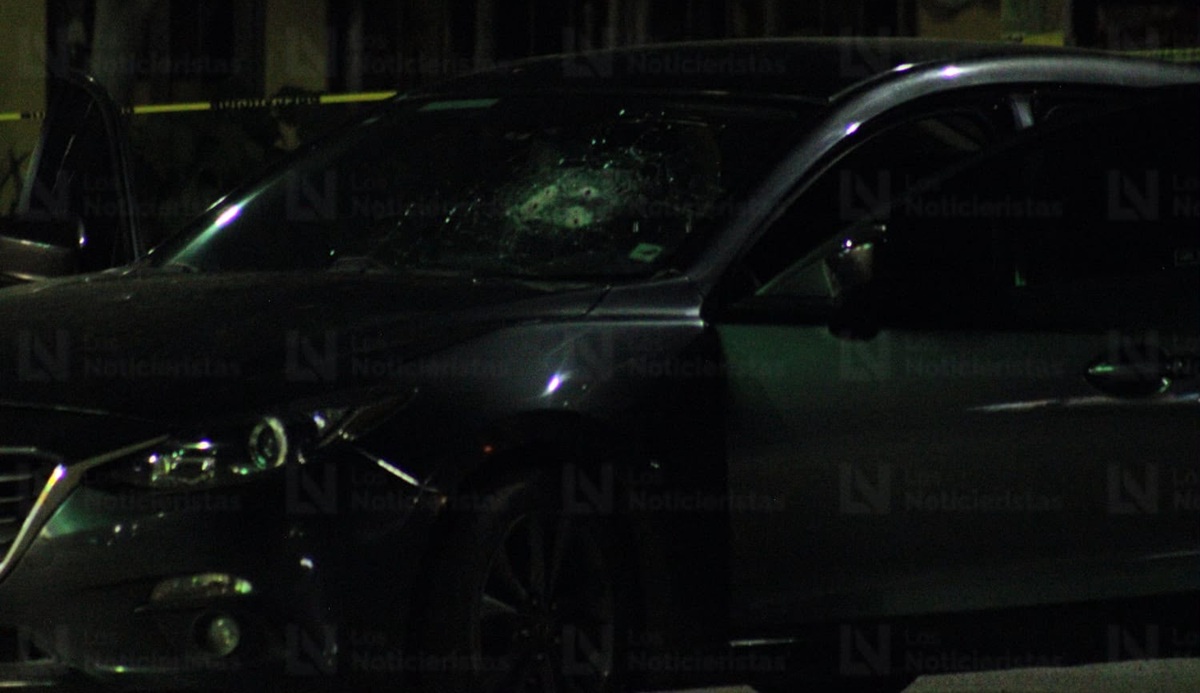Sujetos armados abandonan vehículo Mazda en Mazatlán