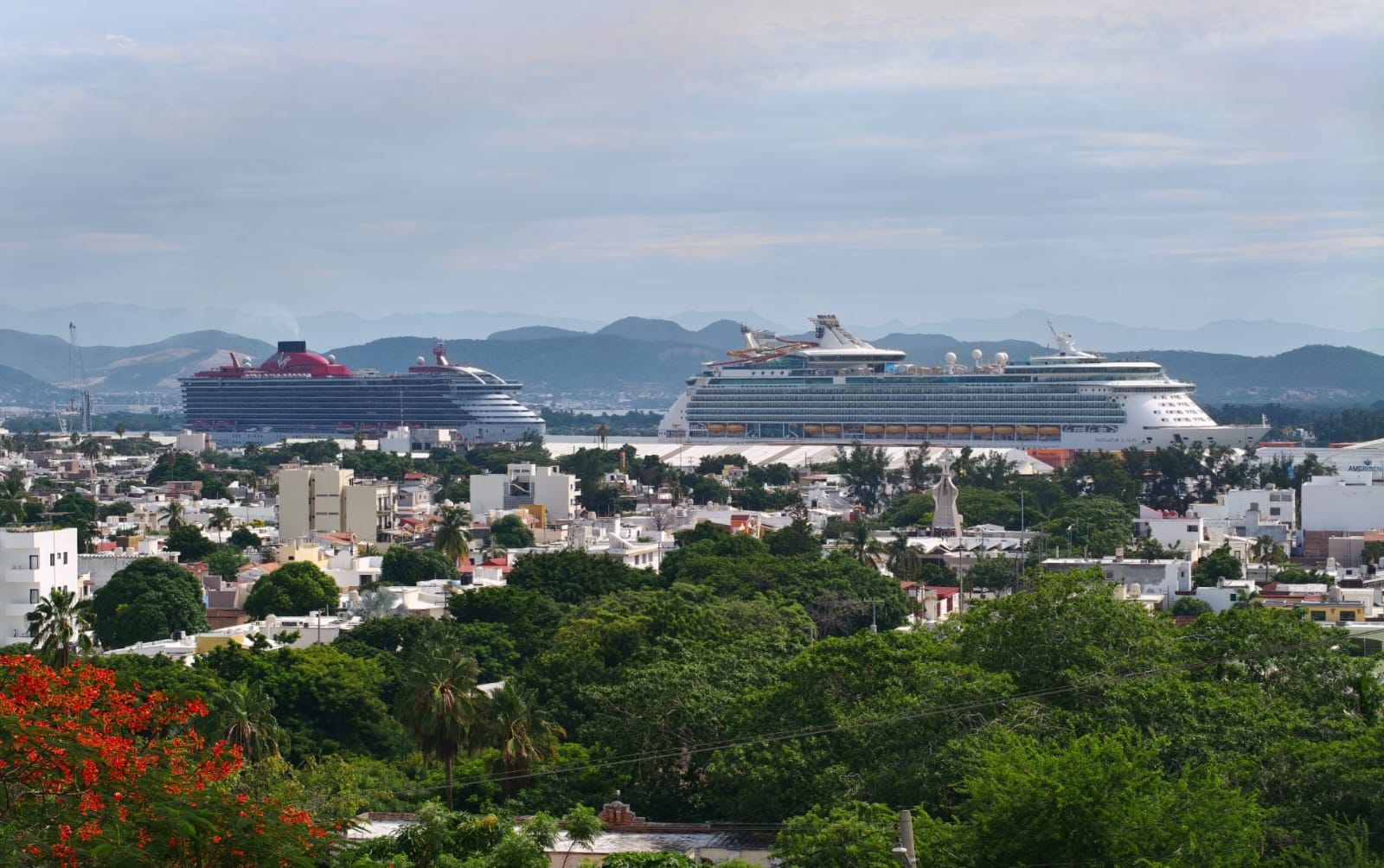 Atracan cruceros en Mazatlán