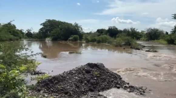 Crece el río Elota, Sinaloa, y deja incomunicado camino entre El Roble y Benito Juárez