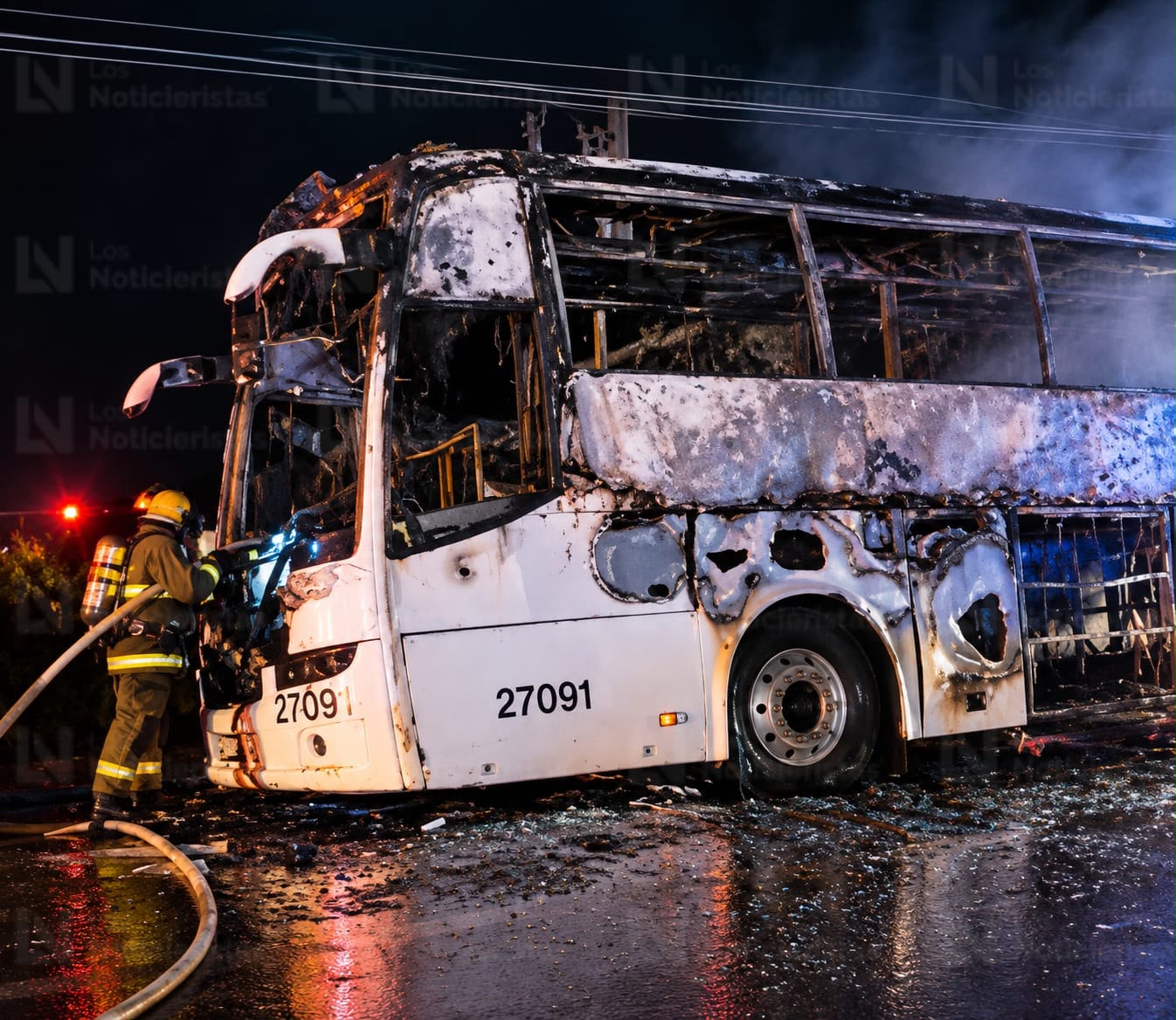 Autobús de pasajeros se incendia en la Mazatlán-Culiacán