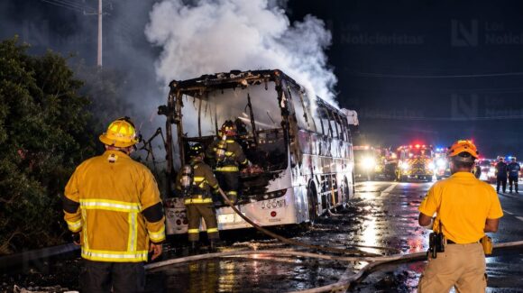 Autobús de pasajeros queda completamente calcinado en la Mazatlán-Culiacán; no se reportan heridos