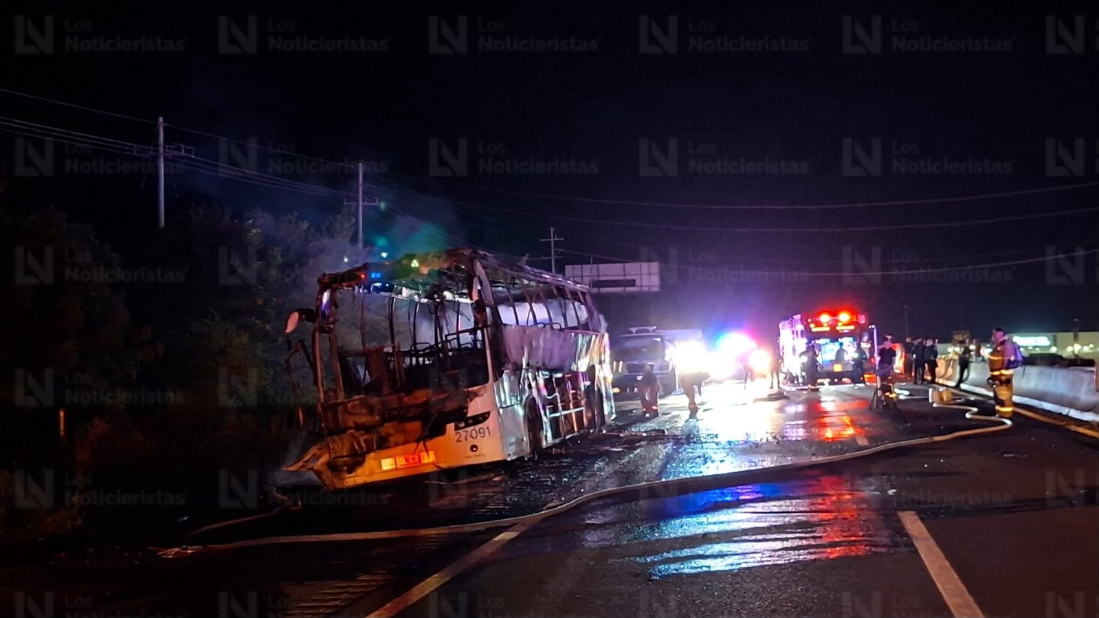 Autobús de pasajeros se incendia en la Mazatlán-Culiacán
