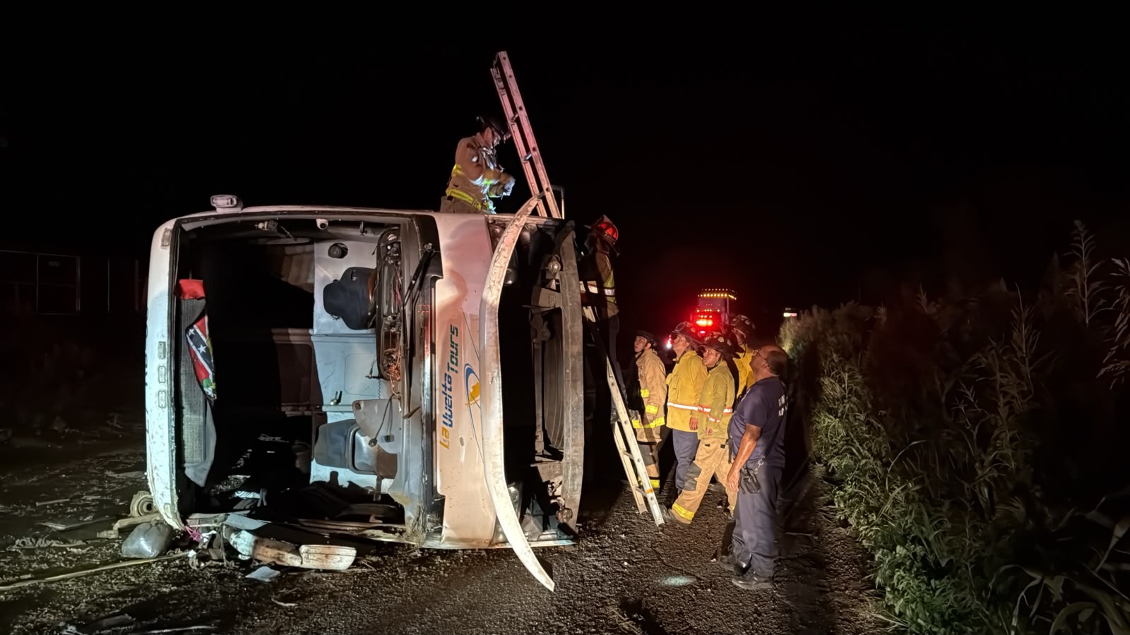 Autobús vuelca en la Mazatlán-Culiacán