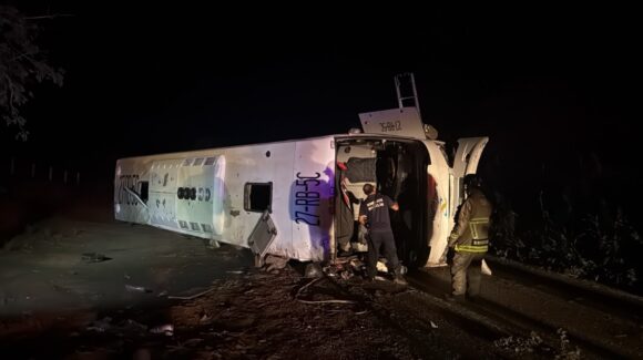 Vuelca autobús en la carretera libre Mazatlán-Culiacán, Sinaloa; conductor resulta lesionado