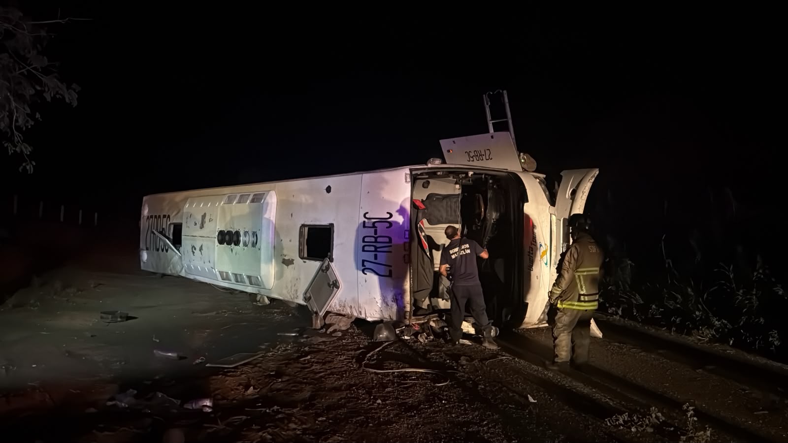 Autobús vuelca en la Mazatlán-Culiacán