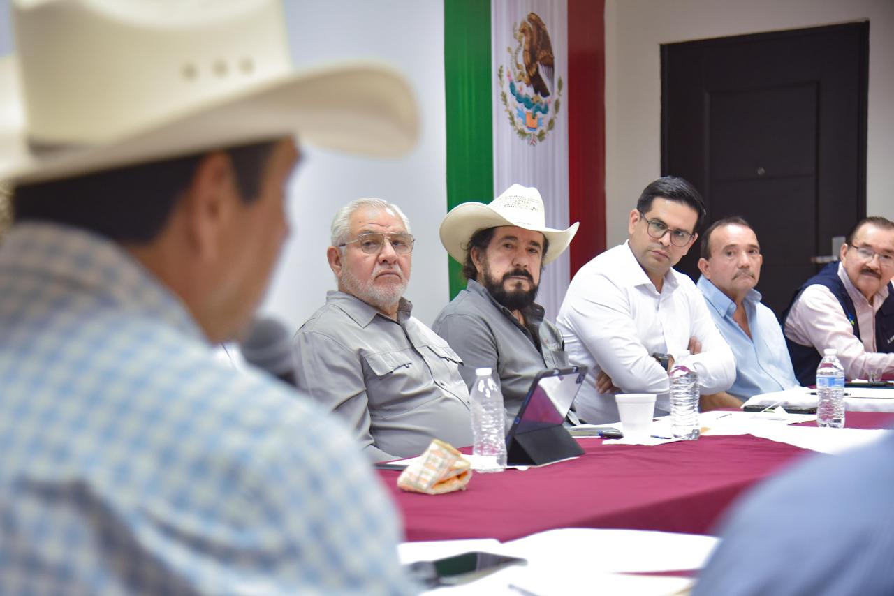 Autoridades se reúnen con productores ganaderos y avícolas