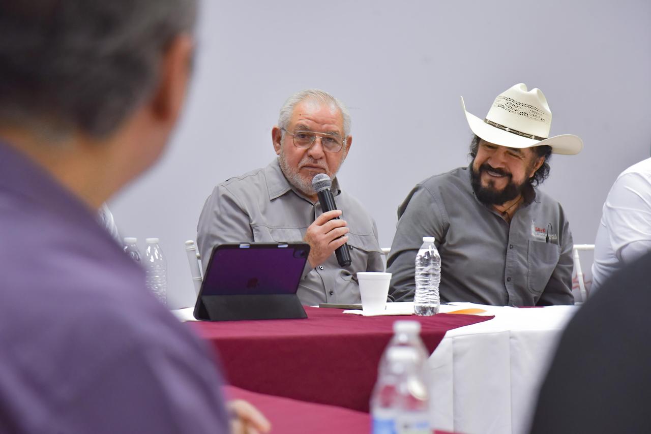 Autoridades se reúnen con productores ganaderos y avícolas