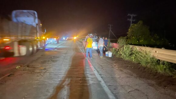 ¡Más de 20 carros! Ponchados, en la penumbra y con bebés a bordo, denuncian abandono de la México 15, en Guasave