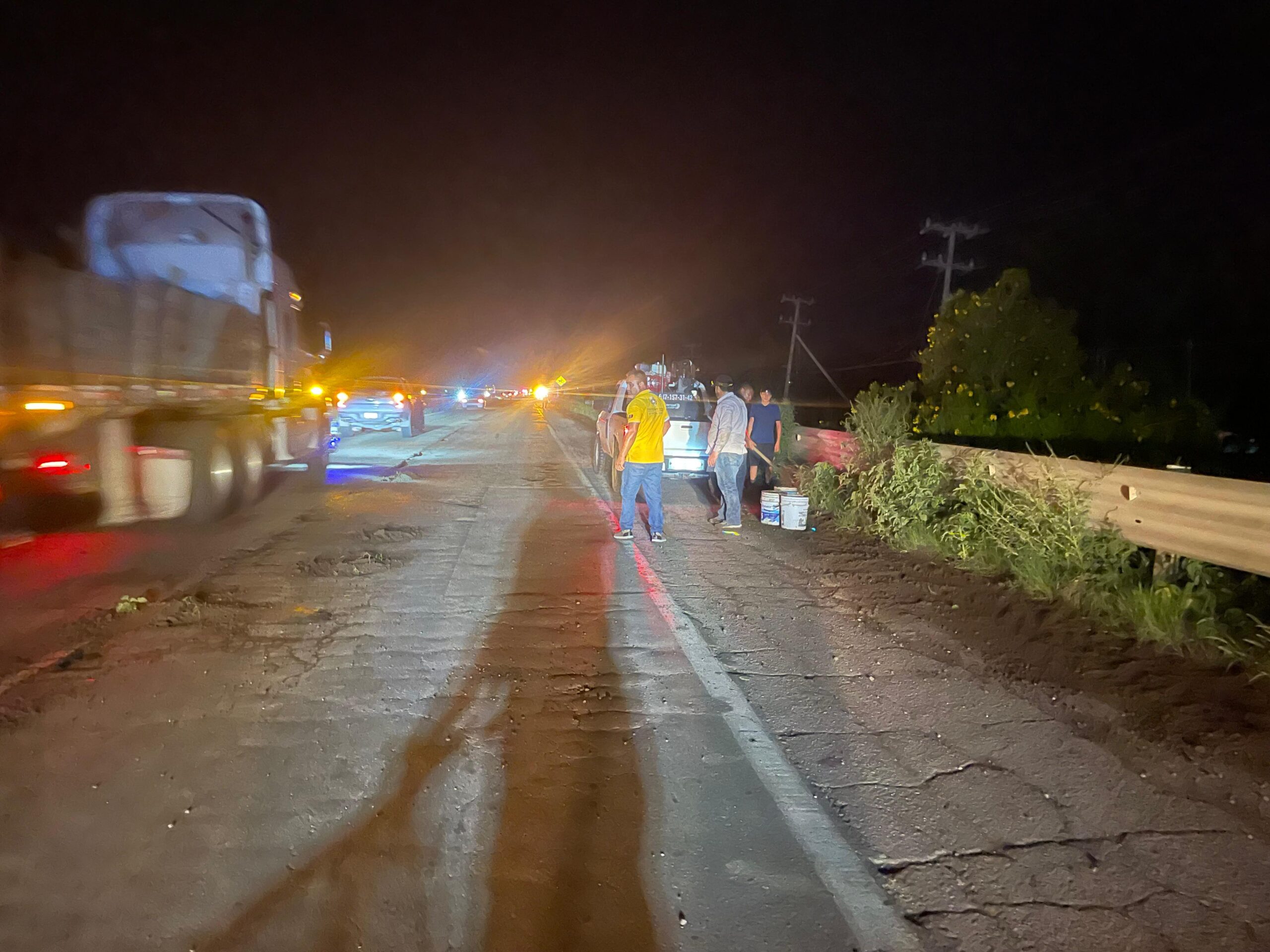 Autos ponchados por baches en la México 15, Guasave