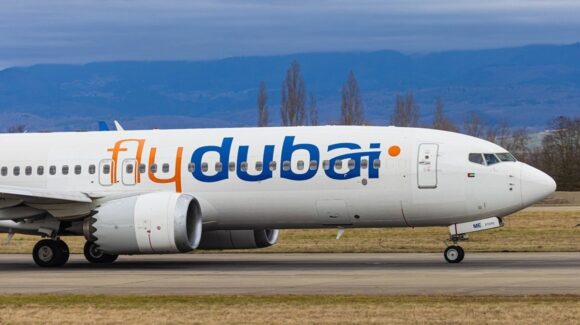 Avión de Flydubai aterriza de emergencia en Arabia Saudita tras incidente a bordo; investigan terrorismo, entre otras líneas