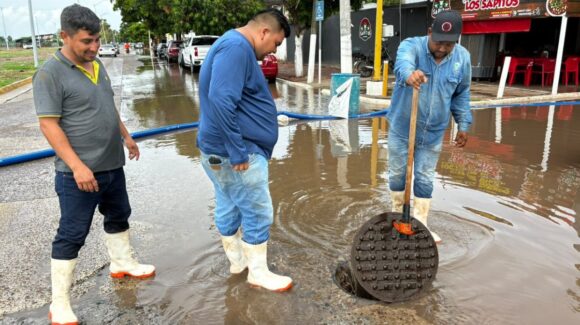 Personal del Ayuntamiento de Ahome y de Conagua realizan desazolve de puntos críticos de la ciudad de Los Mochis, Sinaloa