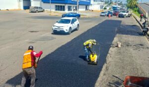 Continúa el bacheo en Mazatlán; atienden calles del centro y otros sectores de la ciudad 