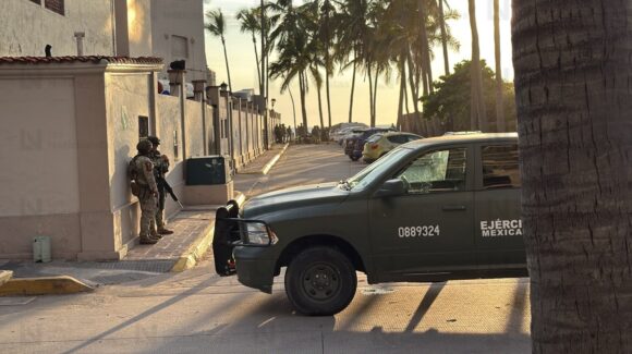 Ataque armado en plena Zona Dorada: balean a trabajador de renta de sillas de playa en Mazatlán, Sinaloa