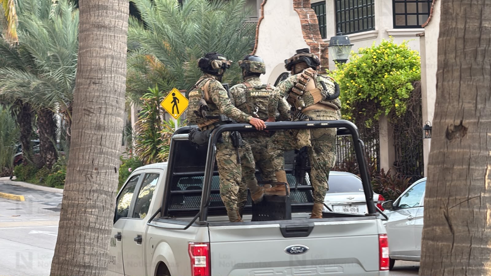 Balean a hombre en acceso a playa en Zona Dorada, de Mazatlán